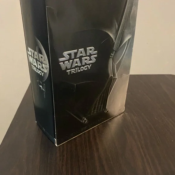 Star Wars Trilogy Collector Box - Black Metallic Artwork - Picture 3 of 3